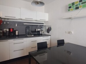 Kjøleskap, mikrobølgeovn, kokeplater og kaffetrakter/tekoker
