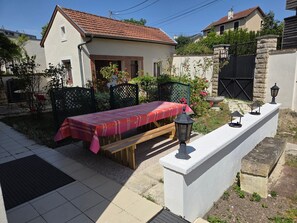 Outdoor dining - Family villa near the center - 10 guests (Écrouves)