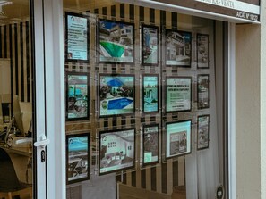 Eine Übersicht von Immobilienangeboten mit verschiedenen Hausbildern und Preisen.