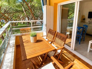 Outdoor dining - Spacious apartment near the sea, air conditioning (Platja d'Aro)
