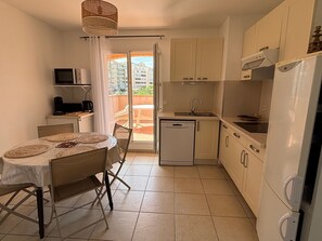 Coffee/tea maker, fridge, microwave, stovetop - Apartment with parking near beach - 4 guests (Canet-en-Roussillon)