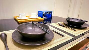 Standard Condo, 1 King Bed, Non Smoking | Dining