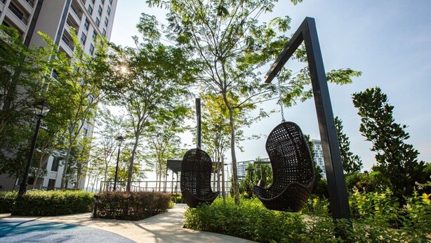 A pathway with a blue play area, surrounded by greenery and modern buildings. - Equine Residence - Seri Kembangan (Seri Kembangan)