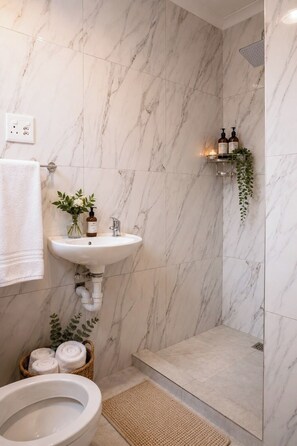 Deluxe Studio Suite | Bathroom