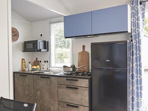 Kühlschrank, Wasserkocher mit Kaffee-/Teezubehör