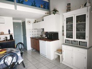 Coffee/tea maker, microwave, oven, dishwasher - Family cottage with AC - 5 guests (Le Barcarès)