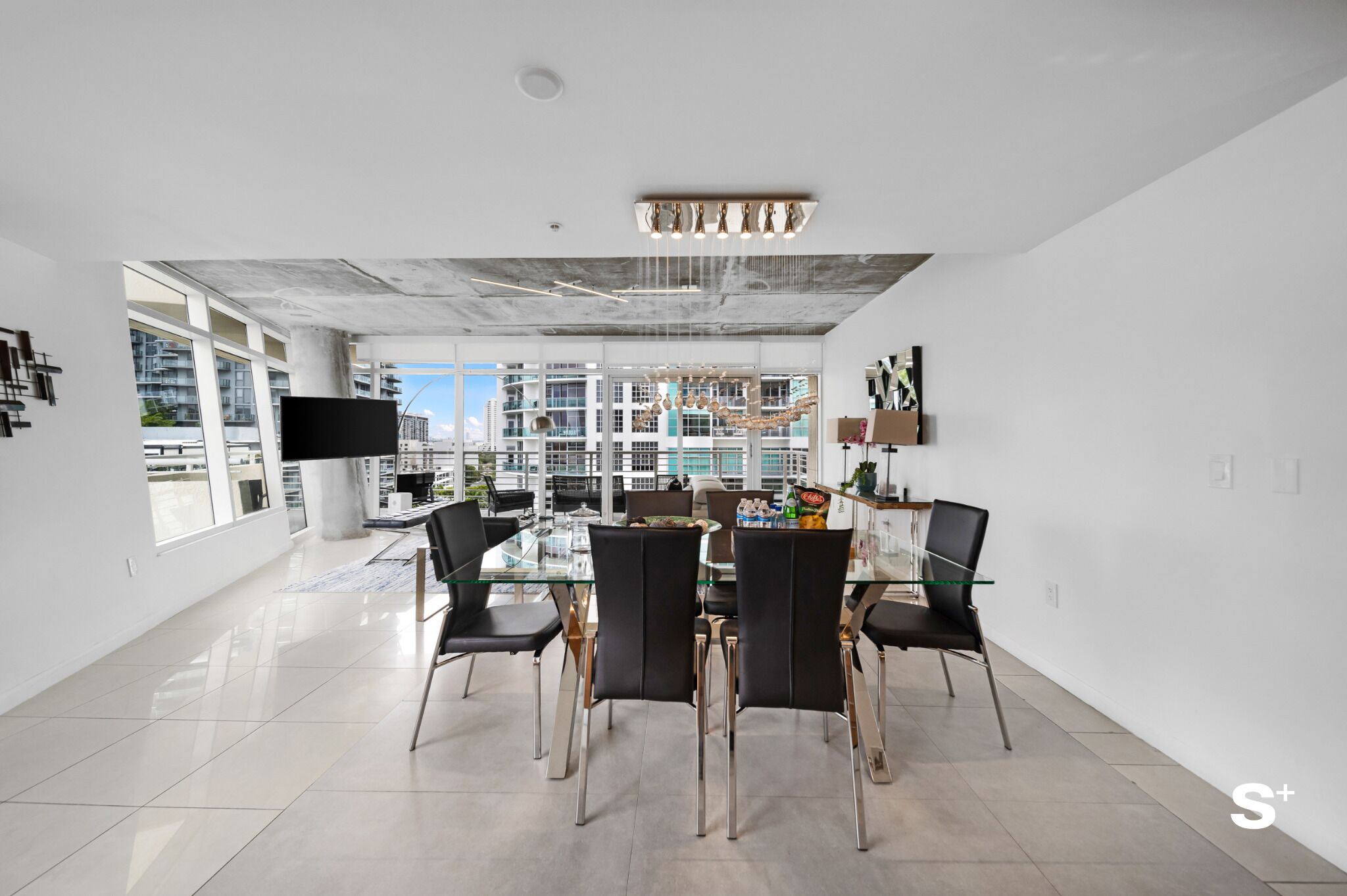 Condo, balcon, vue sur la ville | Restauration