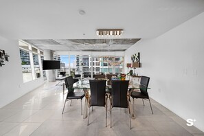 Condo, balcon, vue sur la ville | Restauration