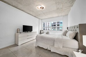 Condo, balcon, vue sur la ville | Draps en coton égyptien, literie de qualité, rideaux d’obscurcissement