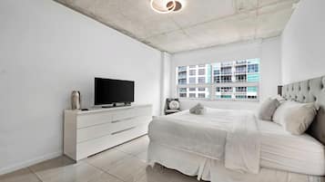 Condo, Balcony, City View | Egyptian cotton sheets, premium bedding, blackout drapes