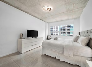 Condo, balcón, vista a la ciudad | Sábanas de algodón egipcio y ropa de cama de alta calidad