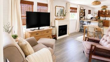 Smart TV, fireplace