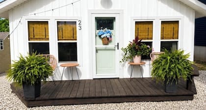 Adorable 2-bedroom cottage with lake access to Big Barbee