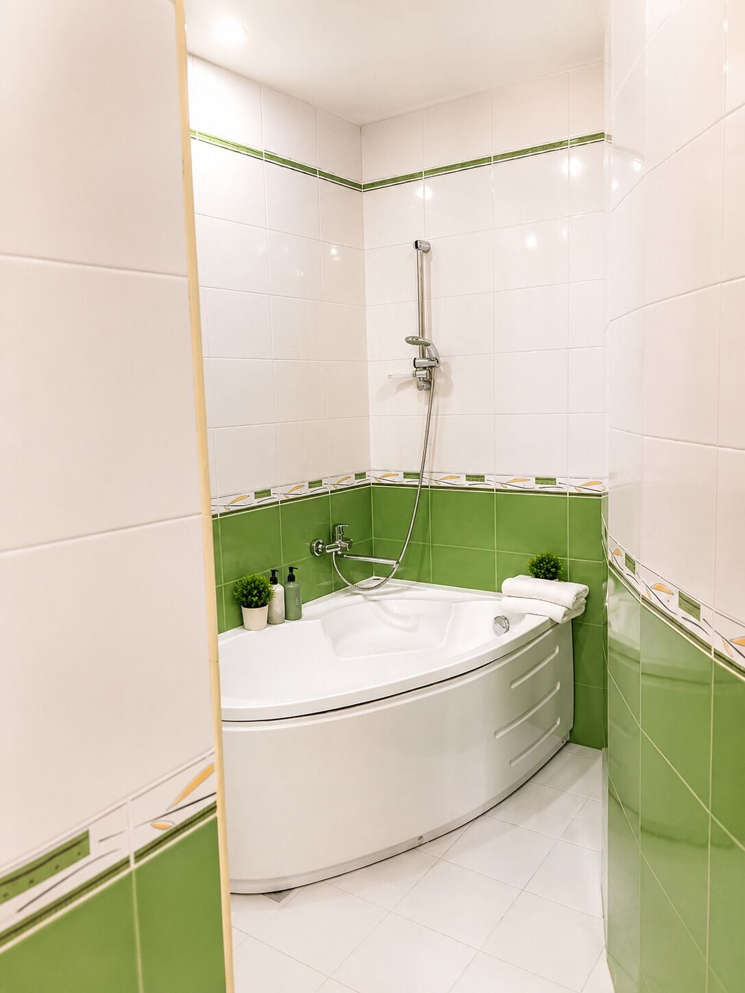 Deluxe tweepersoonskamer, balkon, uitzicht op de stad | Badkamer | Een haardroger, vloerverwarming, handdoeken, zeep