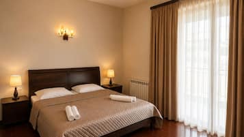 Deluxe tweepersoonskamer, balkon, uitzicht op stad | Gratis wifi, beddengoed