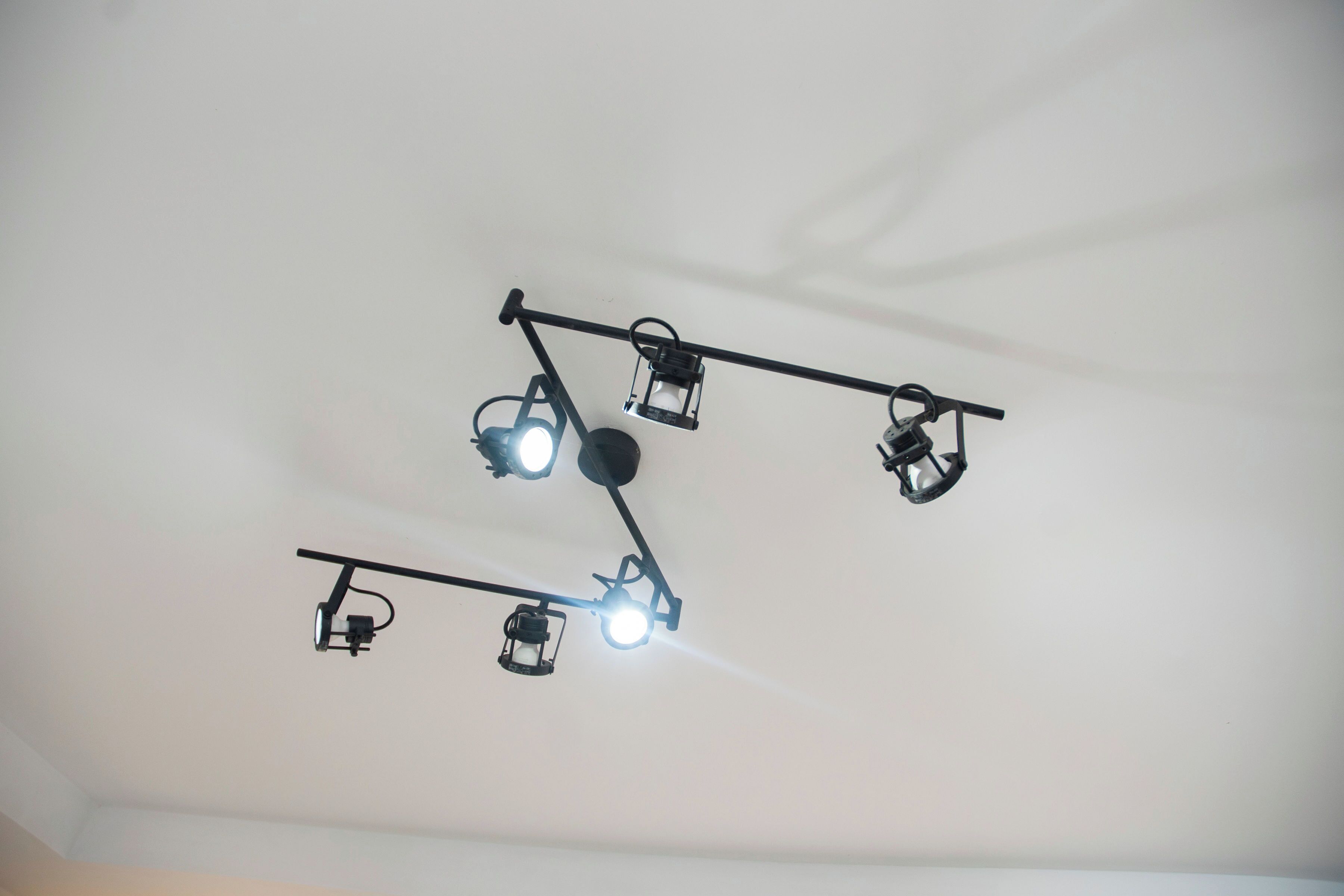 Un plafond équipé de plusieurs luminaires sur rails.