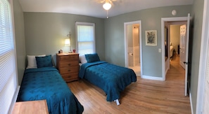 5 bedrooms, iron/ironing board, WiFi, bed sheets