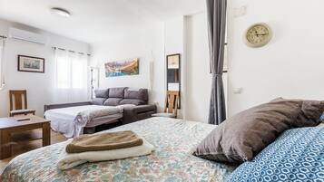 3 slaapkamers, een strijkplank/strijkijzer, internet