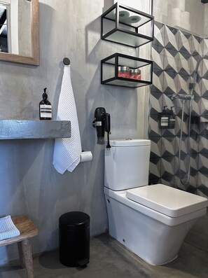 Dusche, Haartrockner, Handtücher, Seife