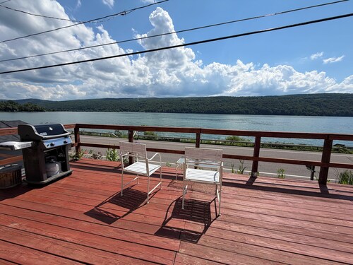 Cozy 1-bedroom cottage on peaceful Otisco Lake, in the beautiful Finger Lake.