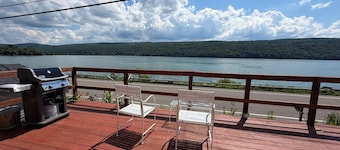 Cozy 1-bedroom cottage on peaceful Otisco Lake, in the beautiful Finger Lake.