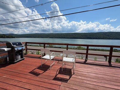 Cozy 1-bedroom cottage on peaceful Otisco Lake, in the beautiful Finger Lake.