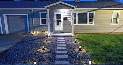 Designer 2BR • King Bed • Walk to Main Street