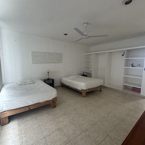 Comfort Apartment, Courtyard View | Meja, ruang kerja komputer riba, Wi-fi percuma 