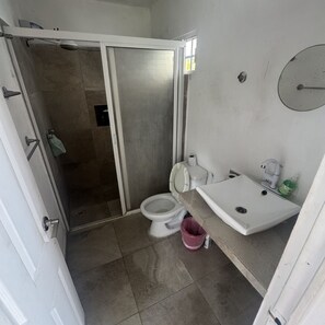 Comfort-Apartment, Blick auf den Innenhof | Badezimmer | Dusche, Handtücher, Toilettenpapier