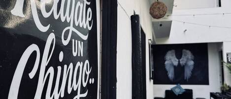 A building with a sign that reads 'Relajate Un Chingo.'