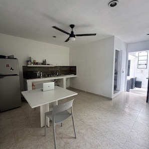 Comfort Apartment, Courtyard View | Dapur peribadi | Peti sejuk, mesin basuh pinggan mangkuk 