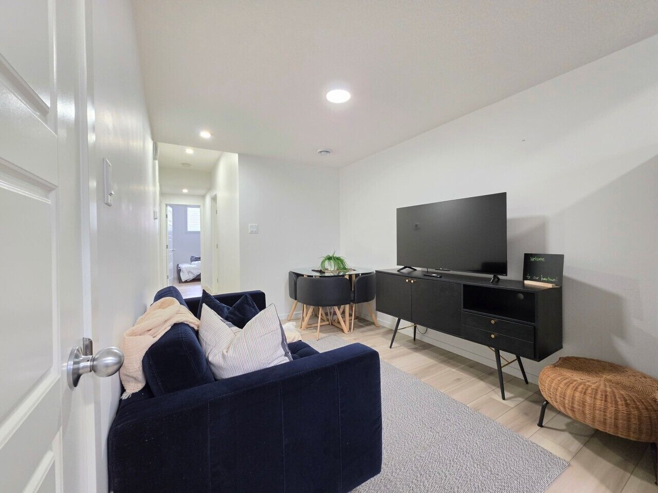 Modern 2br Executive Basement Suite | Sleeps 4 | Sw Edmonton - Alberta