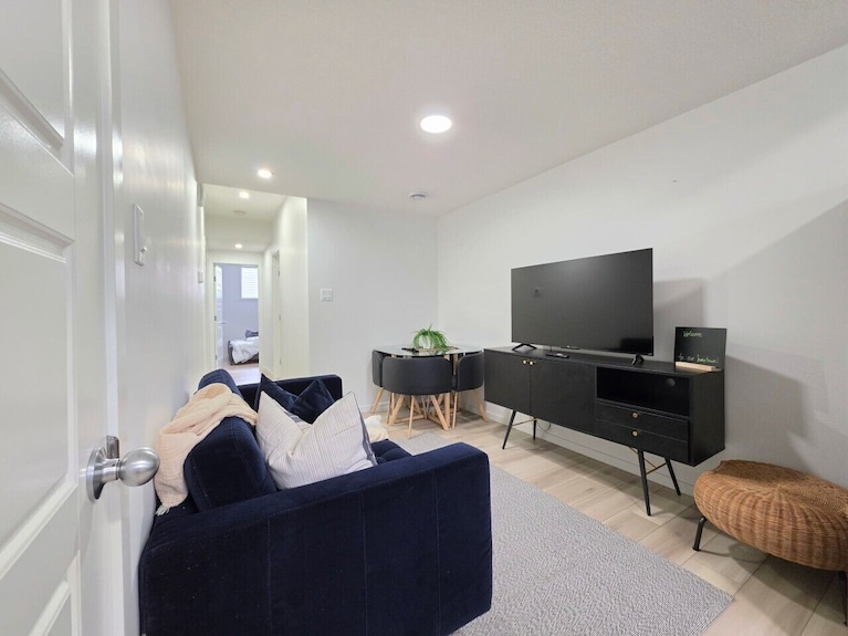 Modern 2br Executive Basement Suite | Sleeps 4 | Sw Edmonton - Alberta