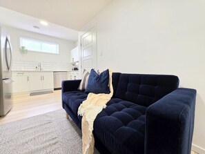 TV, fireplace - Modern 2BR Executive Basement Suite | Sleeps 4 | SW Edmonton (Edmonton)