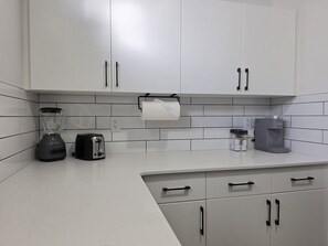 Interior - Modern 2BR Executive Basement Suite | Sleeps 4 | SW Edmonton (Edmonton)