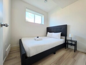 Desk, iron/ironing board, travel cot, WiFi - Modern 2BR Executive Basement Suite | Sleeps 4 | SW Edmonton (Edmonton)