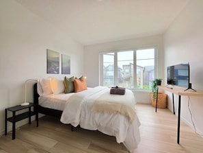 Desk, iron/ironing board, travel cot, WiFi - Modern 3BR Executive Home | SW Edmonton (Edmonton)
