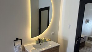 Shower, hair dryer, towels, soap - Boutique Studio | King Bed & Pool | Unit 2 | Aluna (Savaneta)
