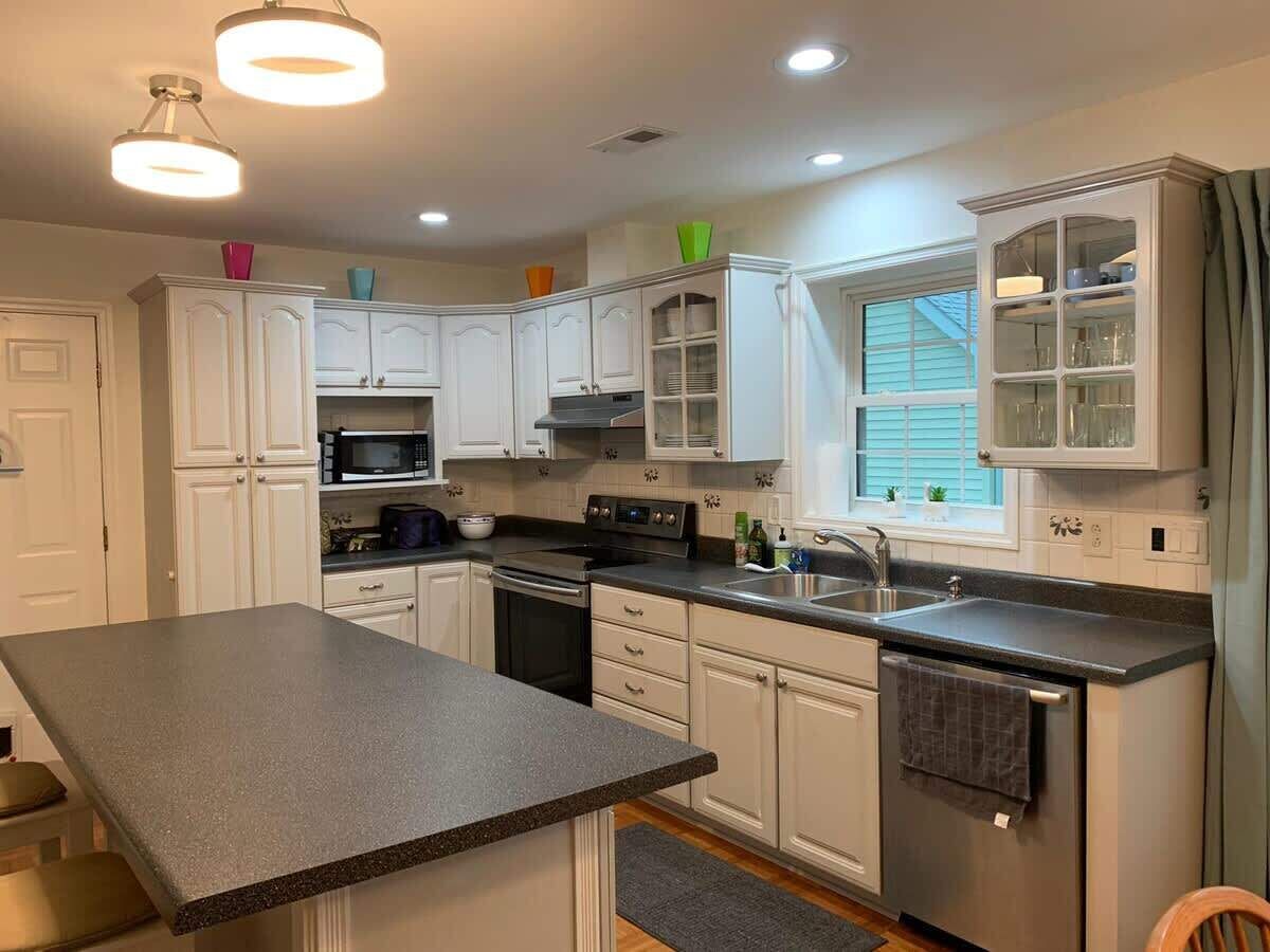 Coffee/tea maker, fridge, microwave, oven