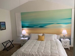 Een slaapkamer met een groot bed, twee nachtkastjes met lampen, een raam met luiken en een schilderij aan de muur.