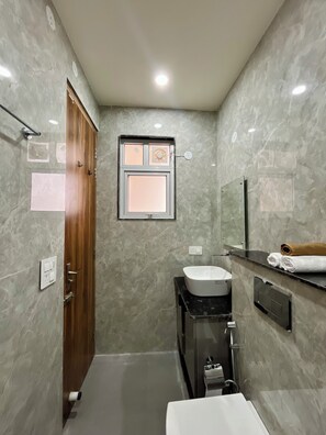 Douche, serviettes fournies, savon, papier toilette