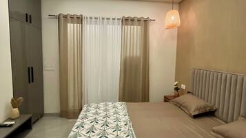 1 habitación, tabla de planchar con plancha, wifi y ropa de cama