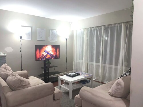 Private room in Burnaby w/ street parking