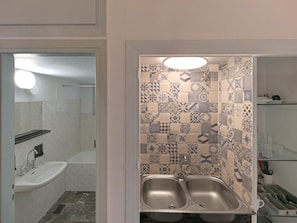 Haartrockner, Handtücher, Seife, Toilettenpapier