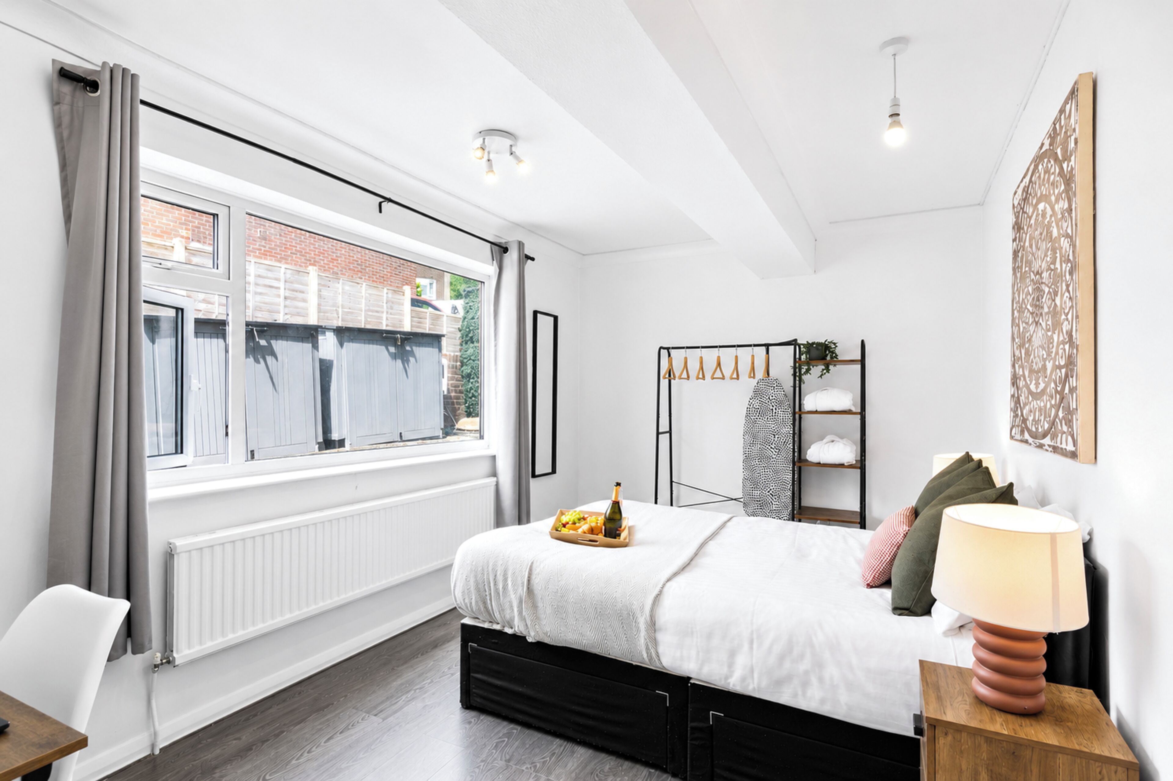 5 bedrooms, iron/ironing board, WiFi, bed sheets