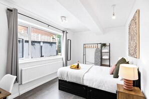 5 Schlafzimmer, Schreibtisch, Bügeleisen/Bügelbrett, Reisekinderbett