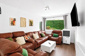 Living area - Brighton Spa House | Hot Tub & Sauna | Sleeps 10 (Brighton and Hove)