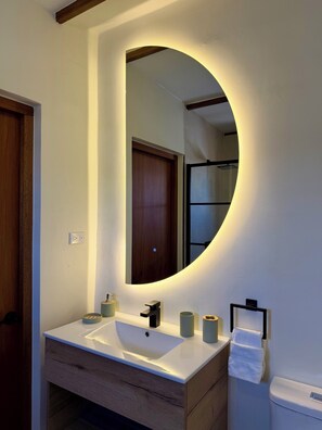 Shower, hair dryer, towels, soap - Boutique Studio | King Bed & Pool | Unit 3 | Aluna (Savaneta)