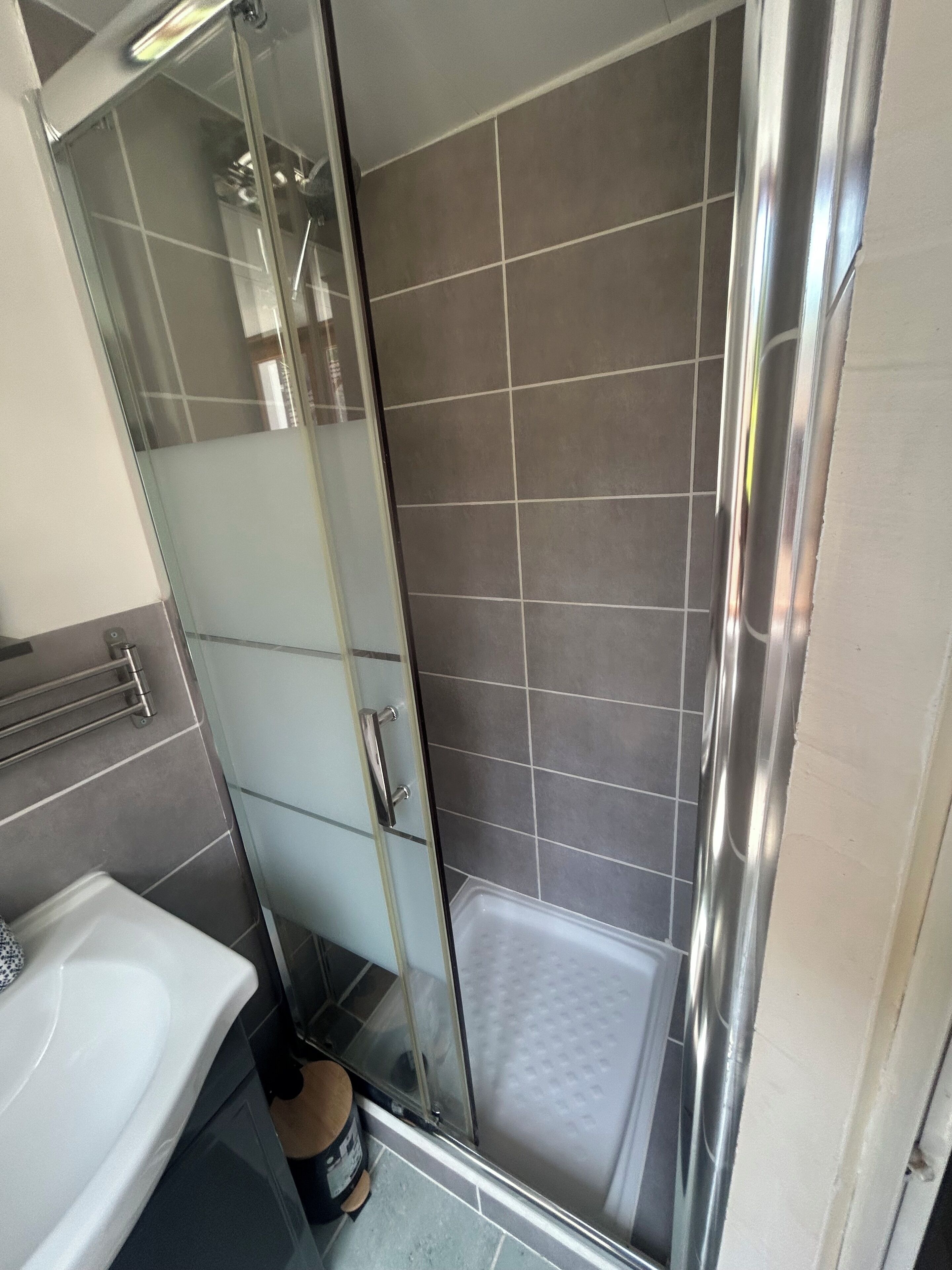 Regadera, secadora de cabello, jabón, papel de baño 