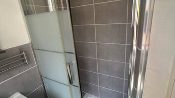 Regadera, secadora de cabello, jabón, papel de baño